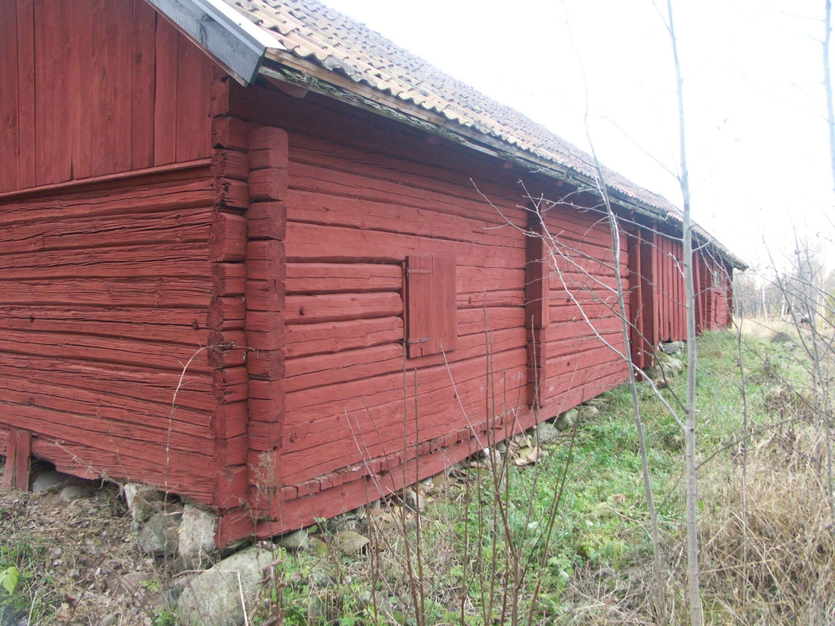 Trösklada, inbyggd i lada från senare tid. Torpmiljö, Norrby, tidigare ägd av Österby, friköpt vid inventeringstillfället 2004.