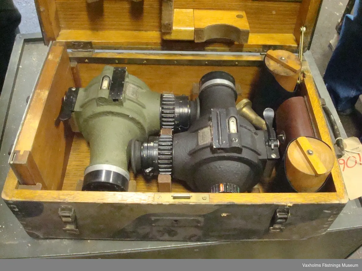 Centralinstrument m/40 (Gamma).
Består av instrumentet (kikaren) och låda med verktyg