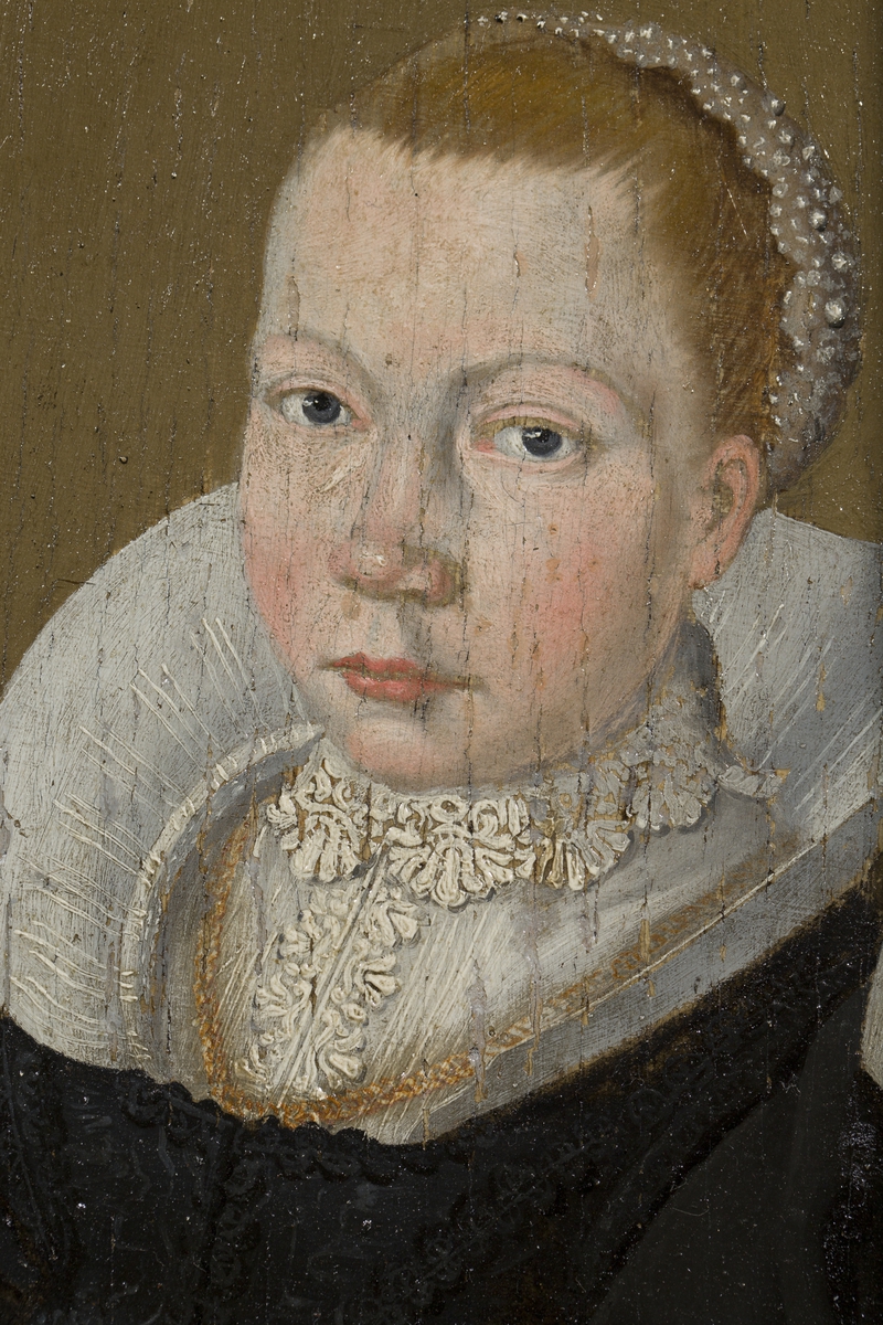 Fra katalogkort:
"Bildet ved innkomsten delvis dekket av sort maling. Behandlet i 1923 av malerikonservator G. Gotaas. Baksiden av platen har vært benyttet som hakkefjel. Rammen delvis fornyet og nå også oppmalt med sort limfarge. Bildet har opprinnelig vært innpasset i større dekorativ ramme. Ukj. opprinnelse og maler, likeså familie, må stamme fra tiden omkring 1650. Adam van Breen sies å ha oppholdt seg i Christiania 1629-42. (Østby: Norsk portretter). 
Sml. epitafium av viseadmiral Jørgen Bjørnsen m.fam. i Holmen k.
Sml. epitafium av Ole Torgersen, prest til Bjørnå, ca. 1637-79, med hustru og 8 barn; særlig pikene har stor likhet. (Roan k.).
Jfr. Grevenor: Norsk malerkunst, s. 175: Adam van Breen?
NF Årsberetning 1923-24."