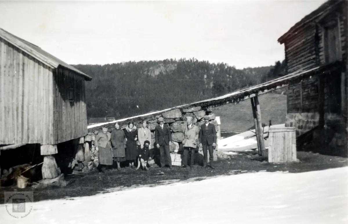 Personer ved låvebrua på Rugabrotet på Sveindal.