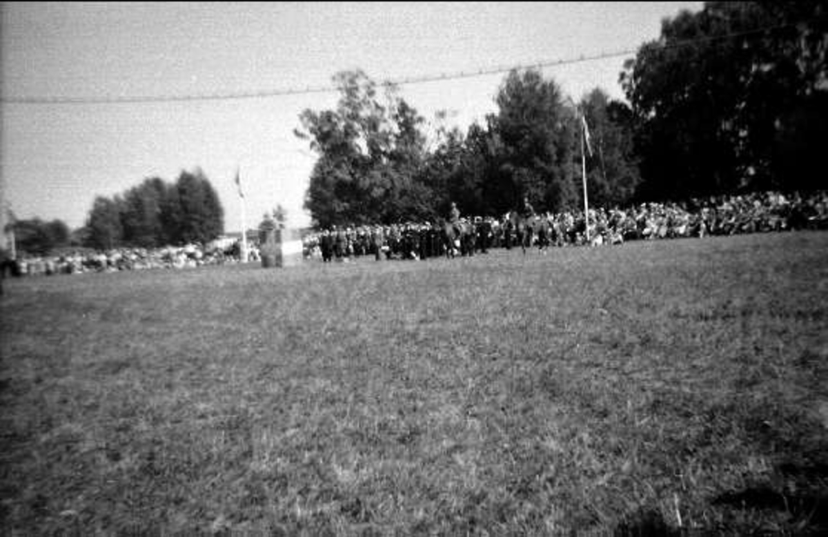 Minnessten i Fellingsbro avtäckes. Åskådarna var många. 6/6 1948.