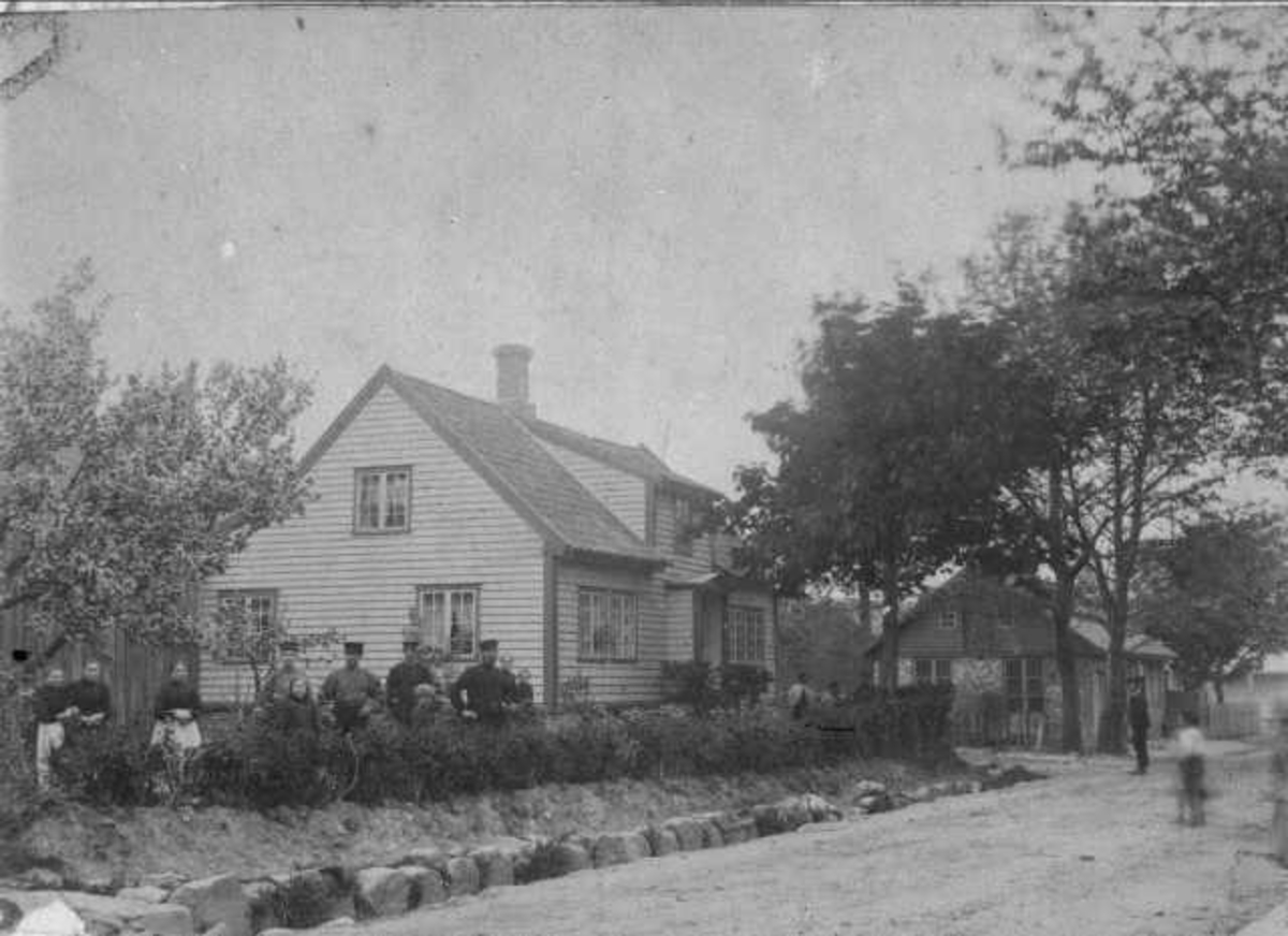Theodora Nygaards hus, Langgt. 8 Nygaardshuset: fleire personar ståande foran huset