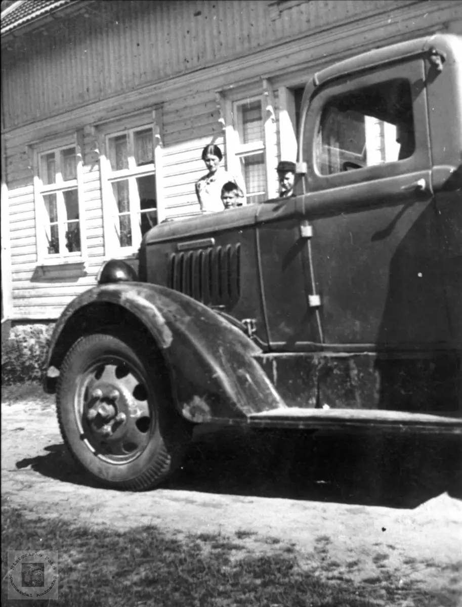 Transport - Lastebil på Bjelland.
Lastebilen er en Reo årsmodell 1935. Det fremgår av rillene på siden av panseret og plasseringen av navneplata over. Kilde: Burness: American Truck Spotter's Guide 1920-1970.