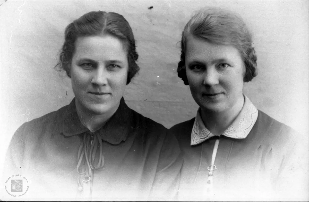 Portrett av søsknene Sigrid og Anna Haraldstad i Bjelland.