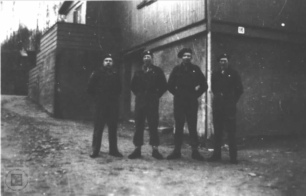 Portrett av 4 soldater fra Øyslebø i Tysklandsbrigaden.