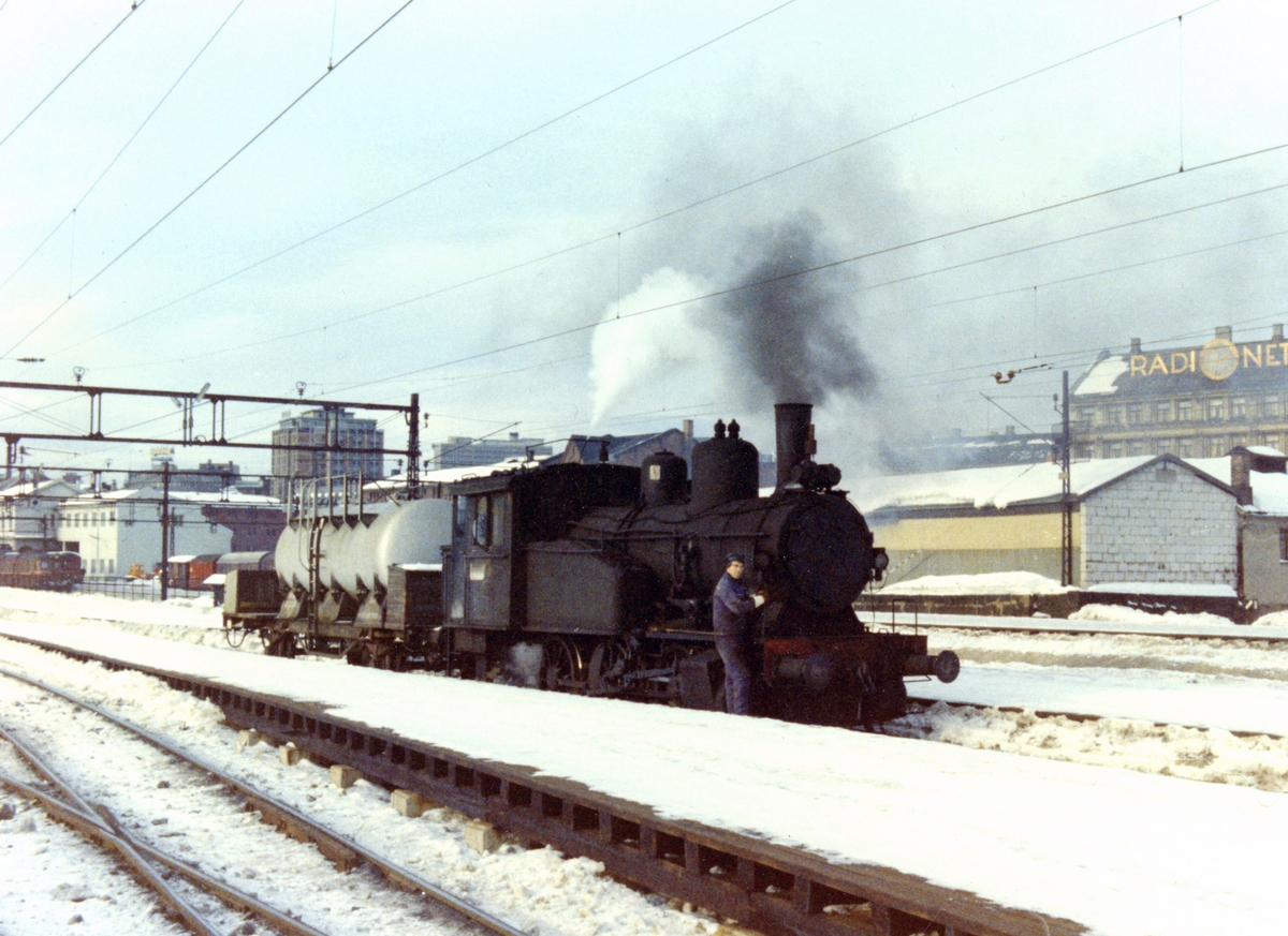 Damplokomotiv type 23b har hentet en tankvogn med melk som medfulgte et ...