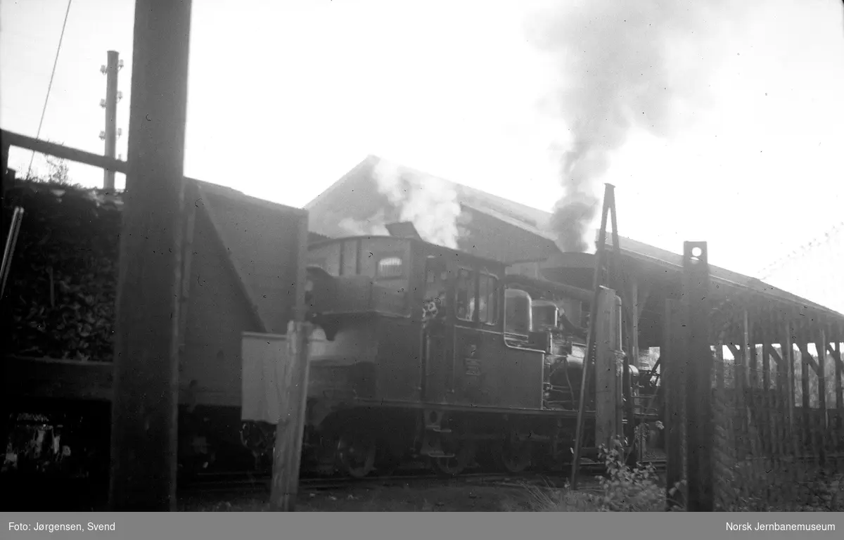 Damplokomotiv nr. 7 med tog til Grovane ved kullskuret på Hægeland stasjon