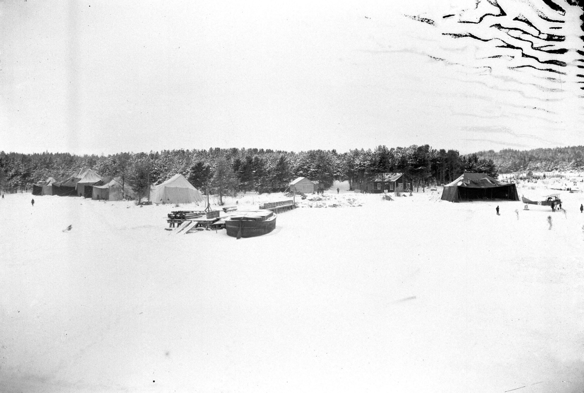 Hägernäs flygstation vintertid, 1923. Tälthangar, flygplan Albatros och människor.