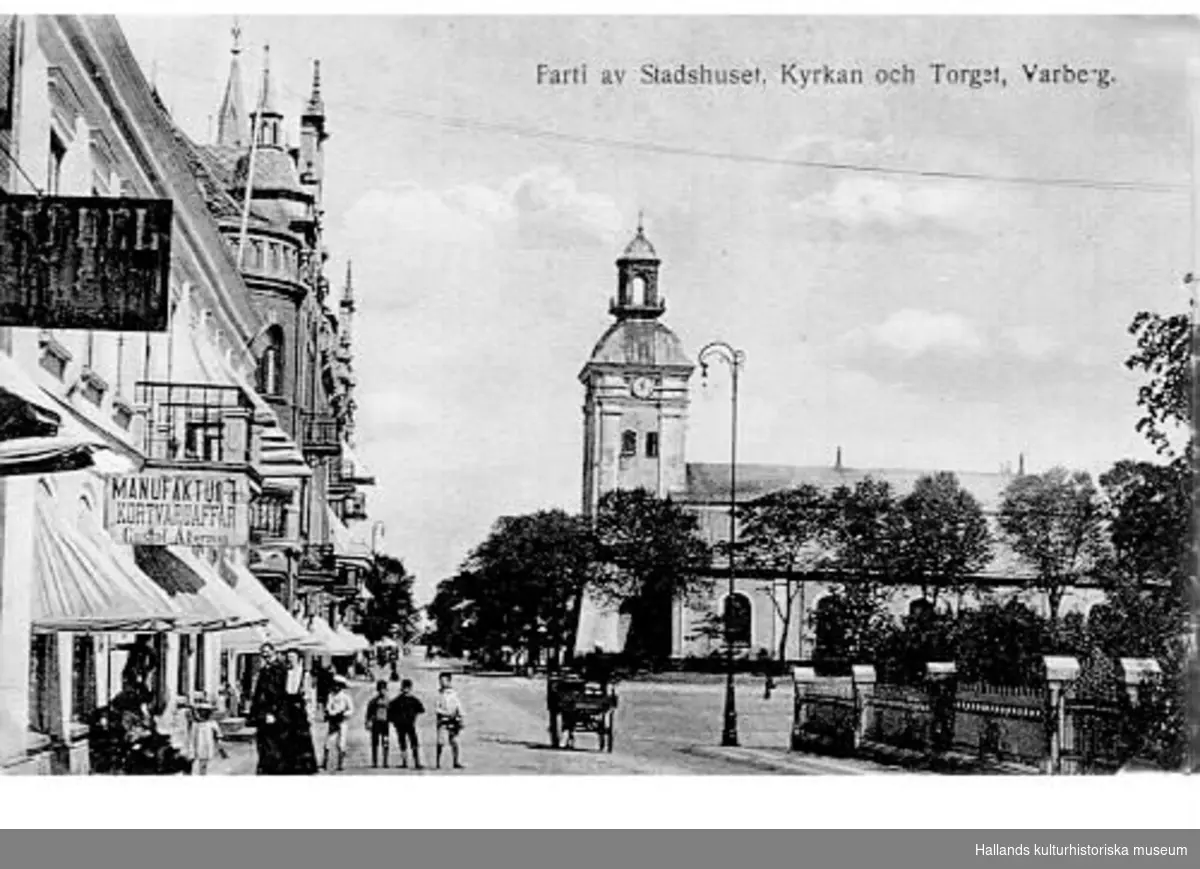 Kungsgatan mot norr med stadshuset och kyrkan. Fototid: 1900-tal.