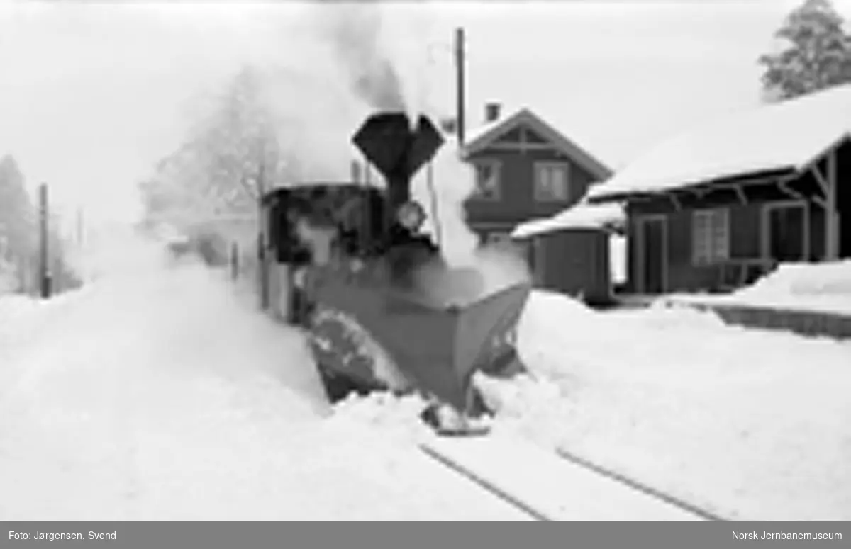 Damplokomotiv med godstog 5661 på Hornnes stasjon