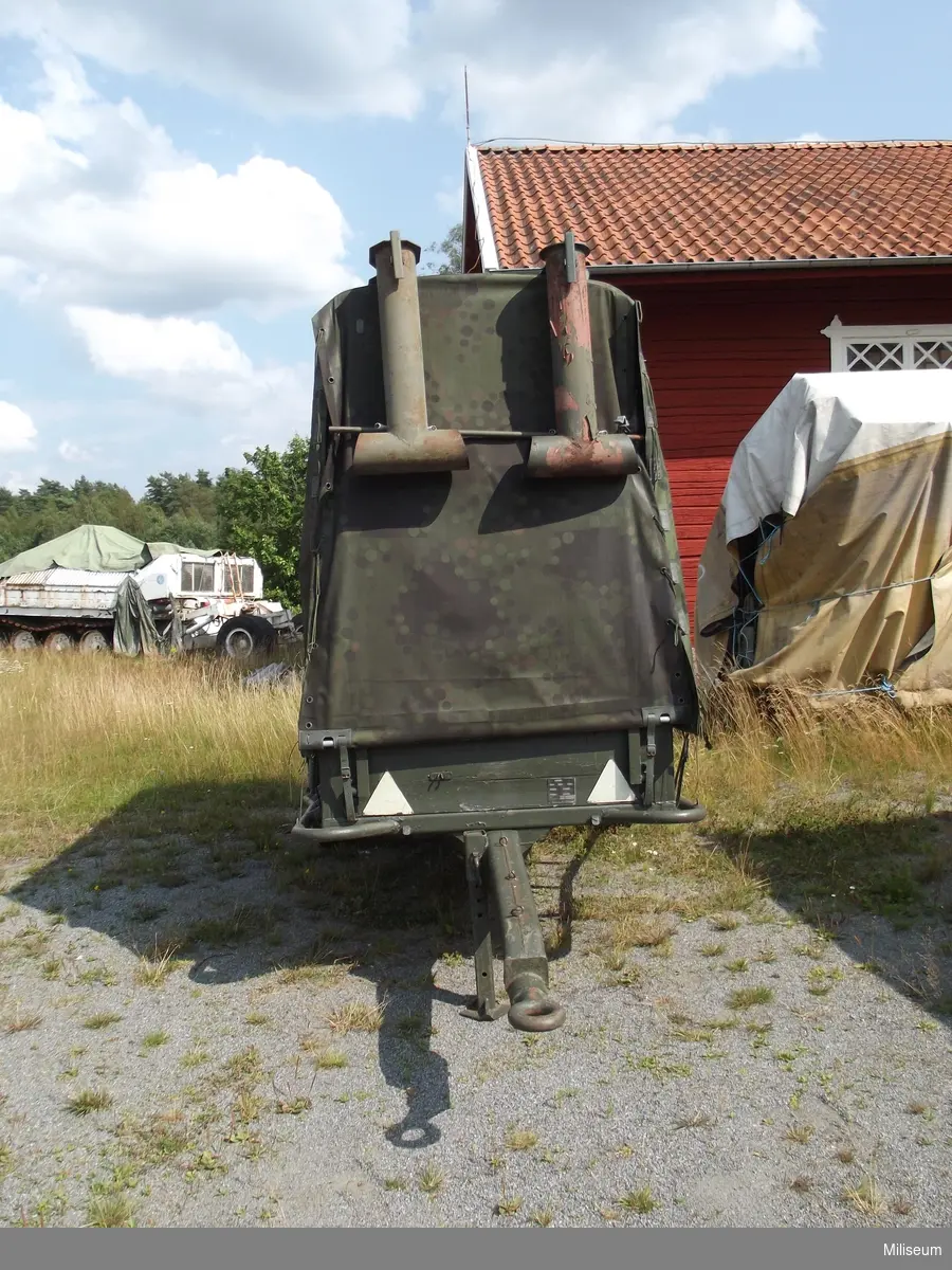Kokkärra 111, har kokspis samt lågtryckspanna för tryck-kokning. Drogs oftast av en traktor. Ersatte kokkärra m/46 och användes under 1950-1990-tal. Används fortfarande av Hemvärnet.