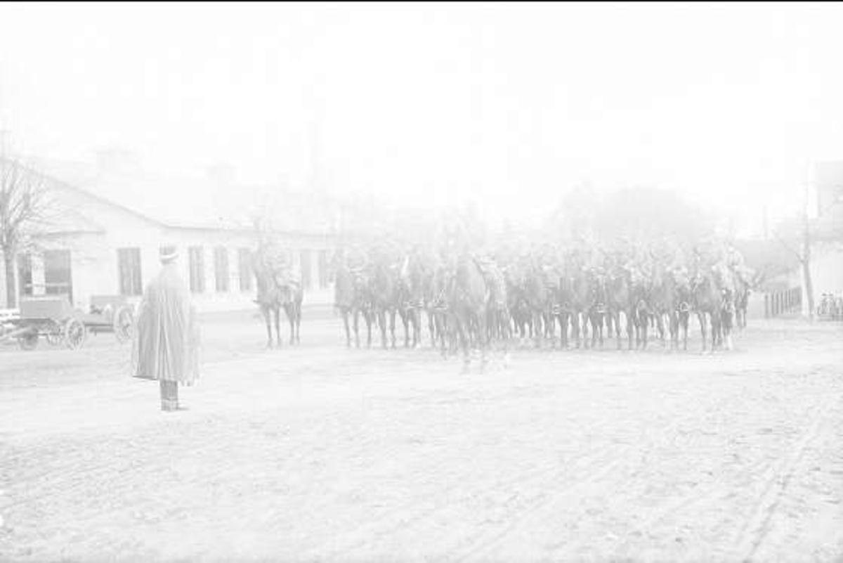 Aspirantskolan avlämnas till överstelöjtnant Henry Peyron. Till vänster manskapsmatsalen, till höger livskvadronens stall. Aspirantskolan hade sina hästar i del av livskvadronens stall.