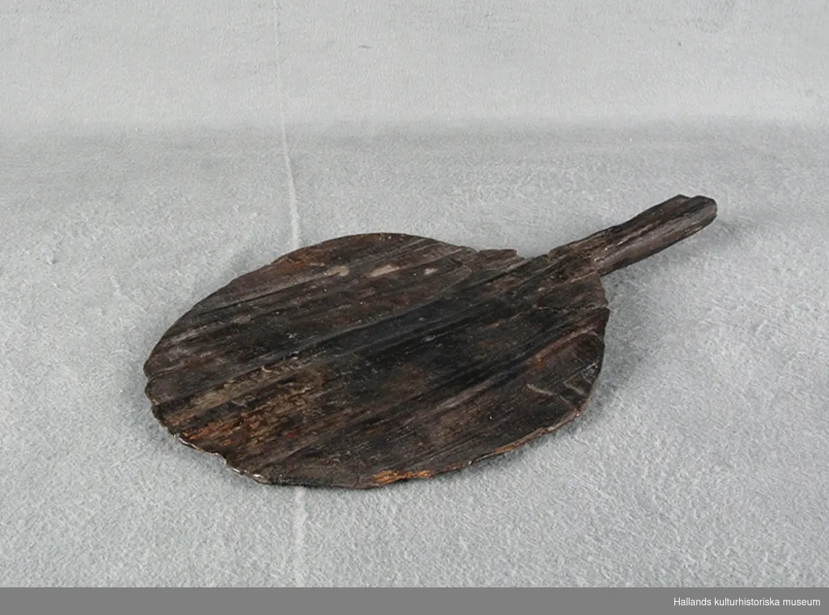 Arkeologiskt föremål. Brödspade av furu. 
Mått: tjocklek (skaft) 2,2 cm. 1500-talets slut.