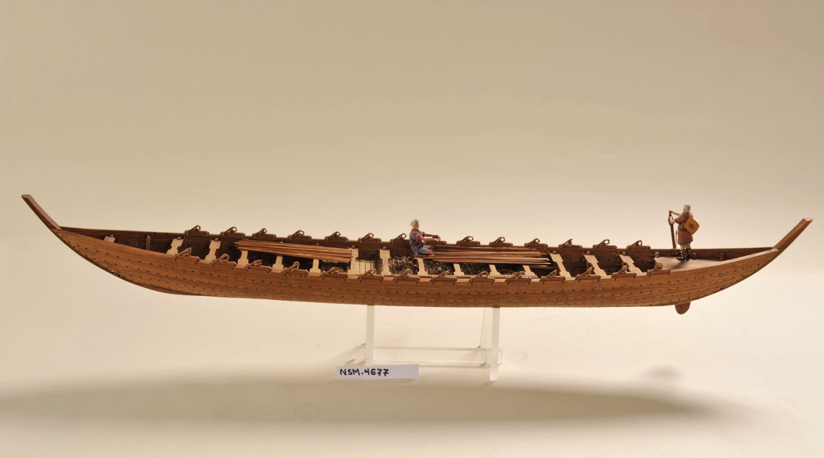 Nydambåten, 350 - 400 e.Kr.- jernklinket skrog,utgravet 1863 Nydam Mose, Sønderjylland (idag Schleswig, Tyskland) ,vekt 8800 kg, 30 roere, surringsklamper for spantene,60 cm. fribord.