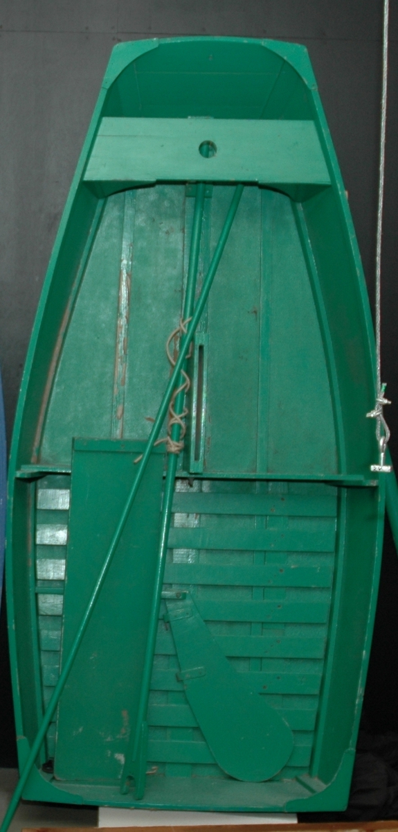 Aftenpostens første A-jolle. Dette skal være nr. 3. A-jollen ble introdusert i Frognerdammen, det var da en blå, en rød og en grønn båt. Seilareal 3,3 kv.m.