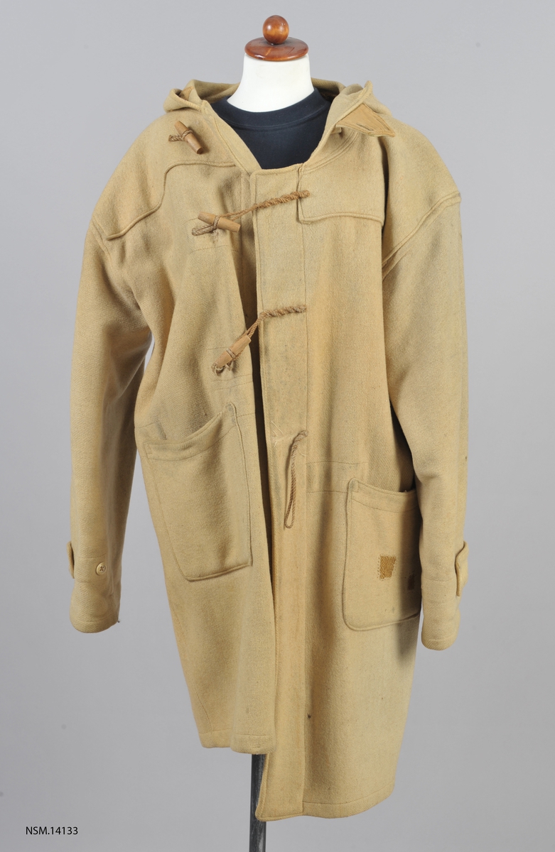 Duffelcoat i ull brukt av kaptein Frederik Rolsdorph Flock under andre verdenskrig.