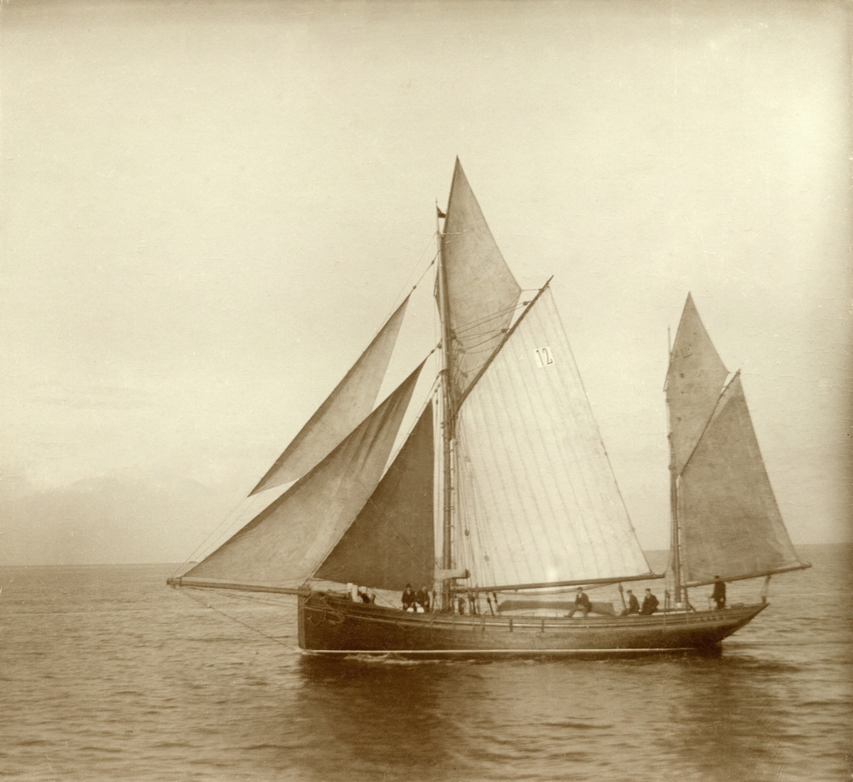 Kutter 'Ligger' - fra regattaen i Ålesund i 1898. Engelsk type