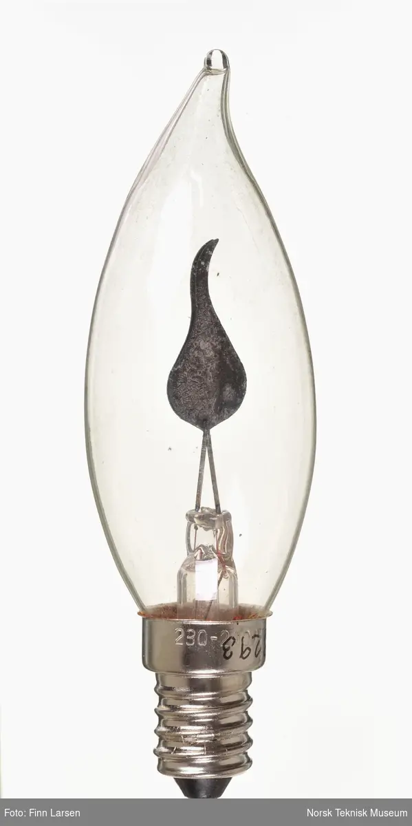 Spenning: 230-240V.
Sokkel: E 14. Lanse/flamme-formet lampeglass.
Flammeformet glødeelement.
Originalemballasje mangler.