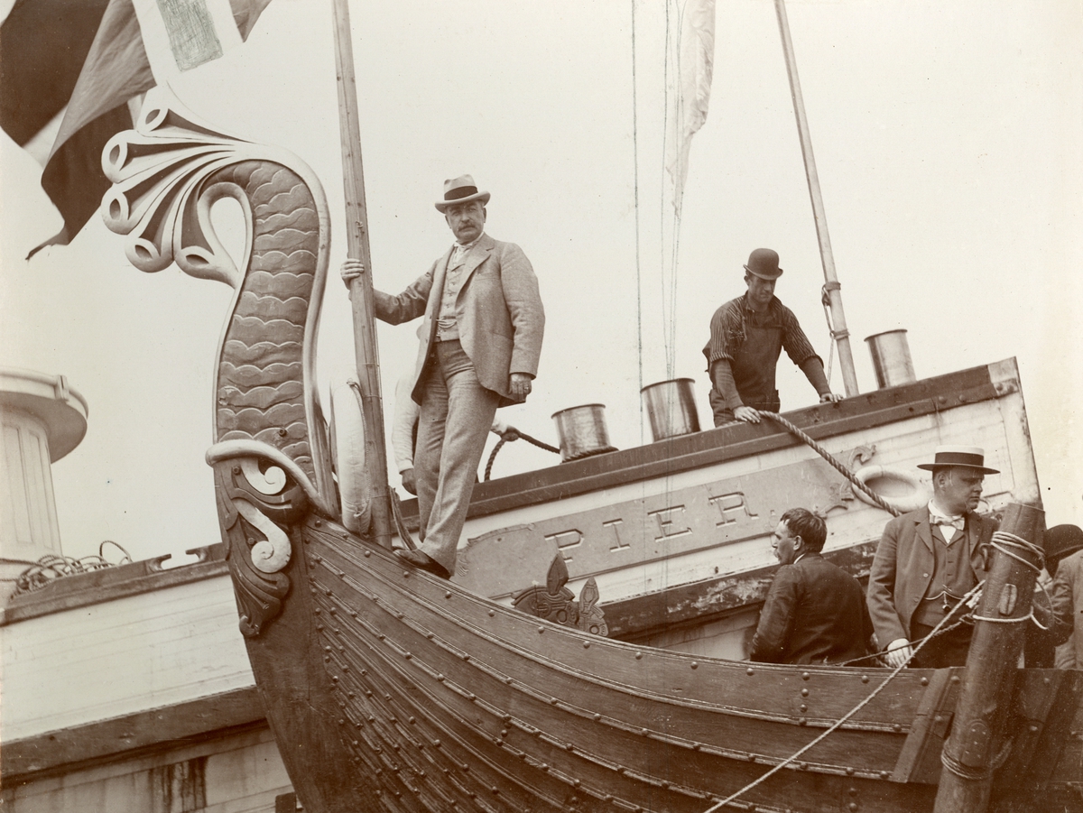 Ordfører Thomas Francis Gilroy ombord i "Viking" (b.1893, A/S Framnæs mekaniske verksted, Sandefjord). - I New York på vei til verdensutstillingen i Chicago 1893.