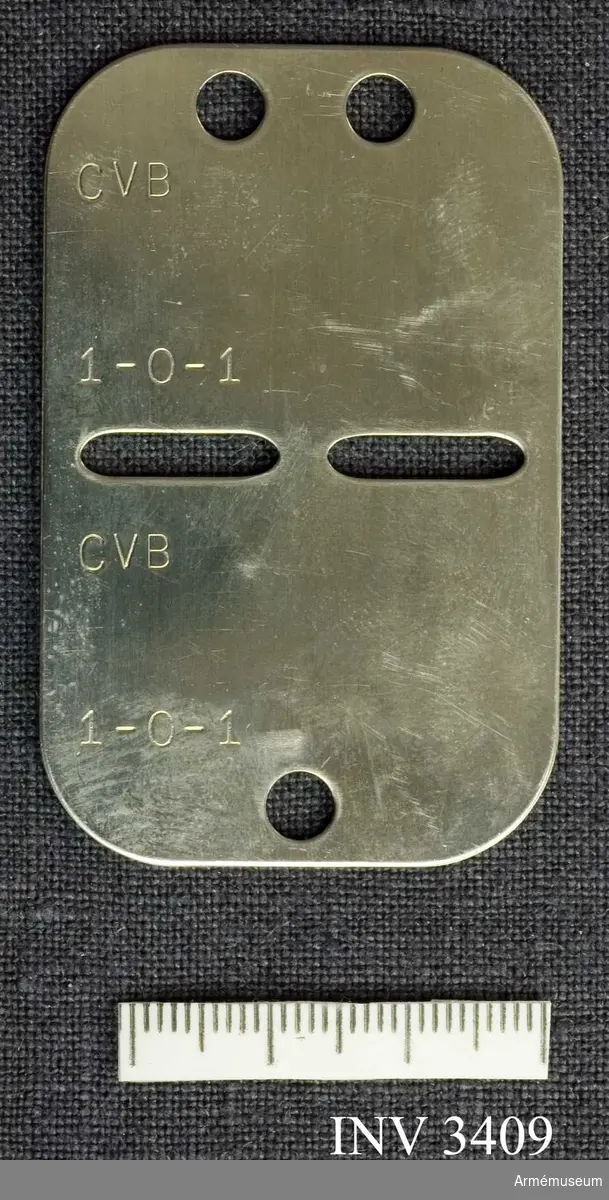 Identitetsbricka för 1-0-1 Thörnell, Olof Gerhard. Tillverkad  av rostfritt stål. Präglat på ena sidan CVB 1-0-1 A CVB 1-0-1. Identitetsbrickan skall hänga i en kedja, som skall träs över huvudet och hänga runt halsen. Kedjan saknas i detta fall. VPV = Värnpliktsverket M7102-120270. 1969 mars. 1 400 000 ex.