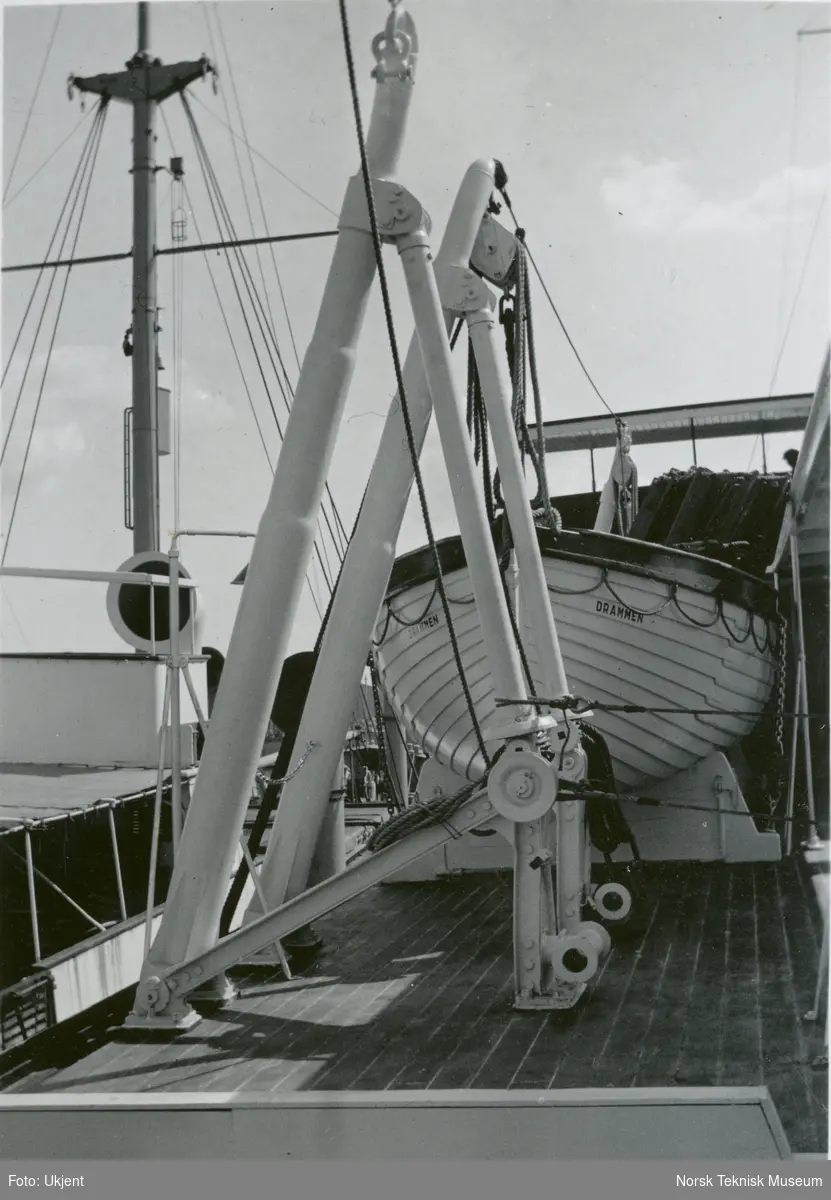 Livbåt på dekk på passasjer- og lastebåten M/S Hai Lee, B/N 463 utenfor Akers Mek. Verksted 16. eller 17. juli 1934. Skipet ble levert av Akers mek. Verksted i 1934 til Bruusgaard & Kiøsterud, Drammen.