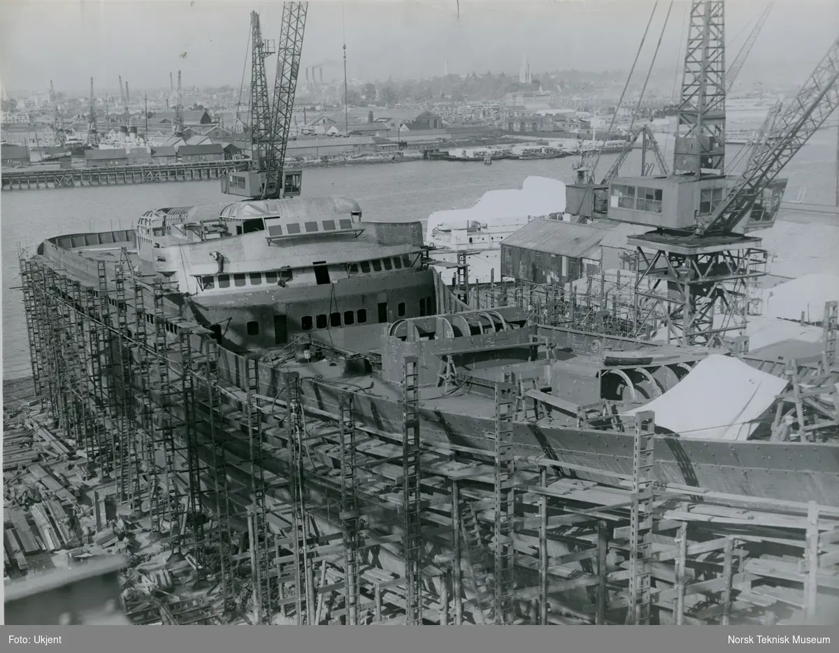 Passasjer- og lasteskipet M/S Braemar, B/N 494 under bygging på bedding på Thornycroft 10. oktober 1952. Skipet ble levert av Akers Mek. Verksted i 1953 til Fred. Olsen & Co.