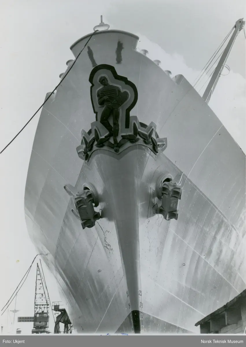 Gallionsfiguren montert på lasteskipet M/S Farmand, B/N 515 på Akers Mek. Verksted. Skipet ble levert til Fred. Olsen & Co i 1958.
