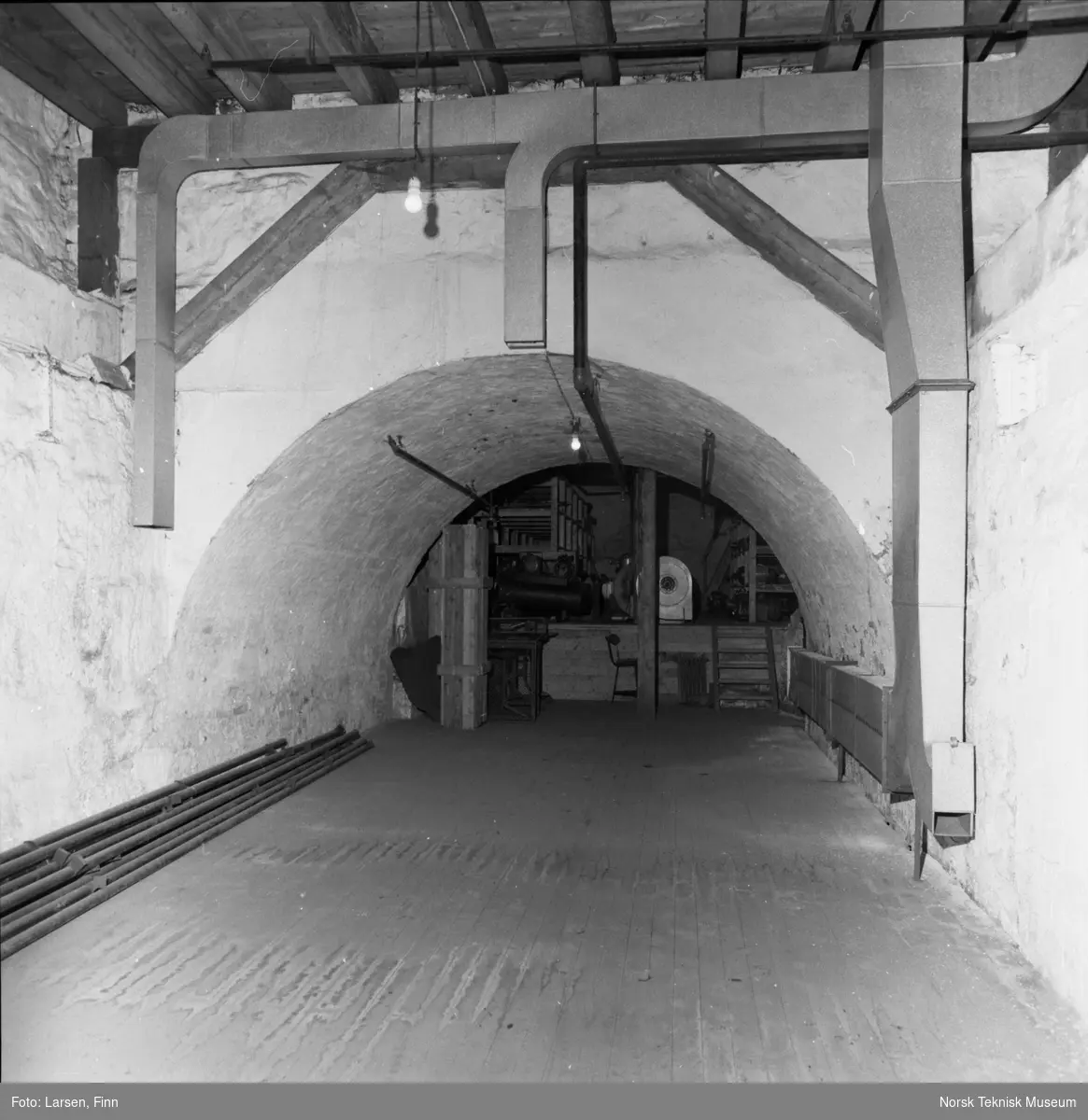 Interiør fra turbinrommet på Nedre Vøien Spinneri, bygget 1860. Kjelleren på Nedre Vøien bygget i 1760. Fotografert 1977.