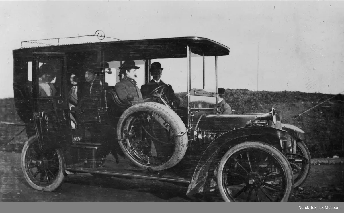Ingeniør Caspary og ingeniør Kollberg i forsetet på "Wartburg"-Omnibus som fra 1901 trafikerte ruten Molde-Batnfjordsøra i 15-20 år.