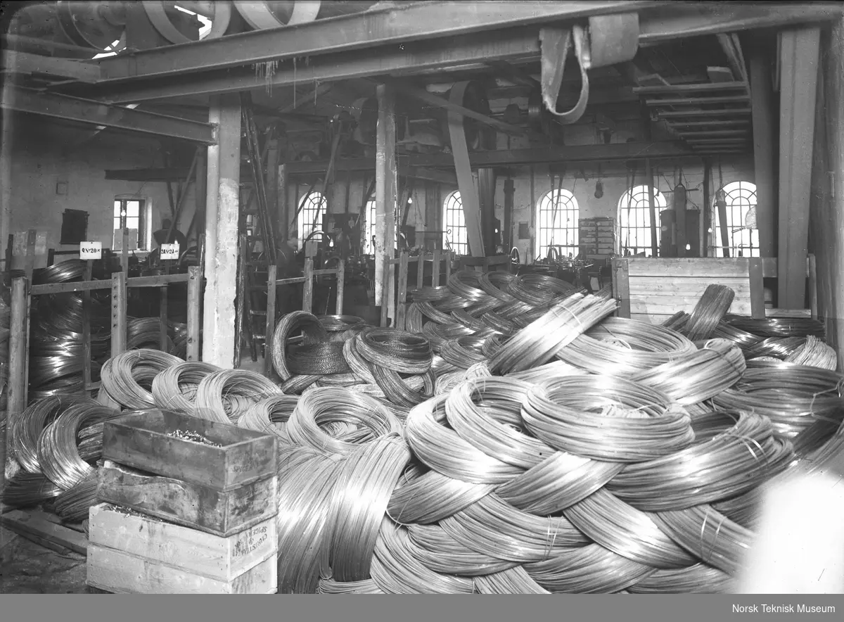 Trådstiftfabrikken, opplag av stifttråd, i bakgrunnen trådstiftmaskinen, 1927