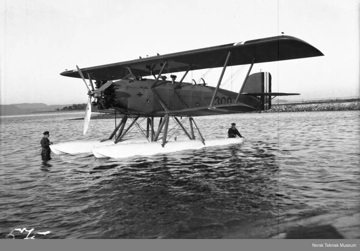 M.F.11 F 300 bygget ved Marinens Flyvebåtfabrik på vannet, 3 bl ...