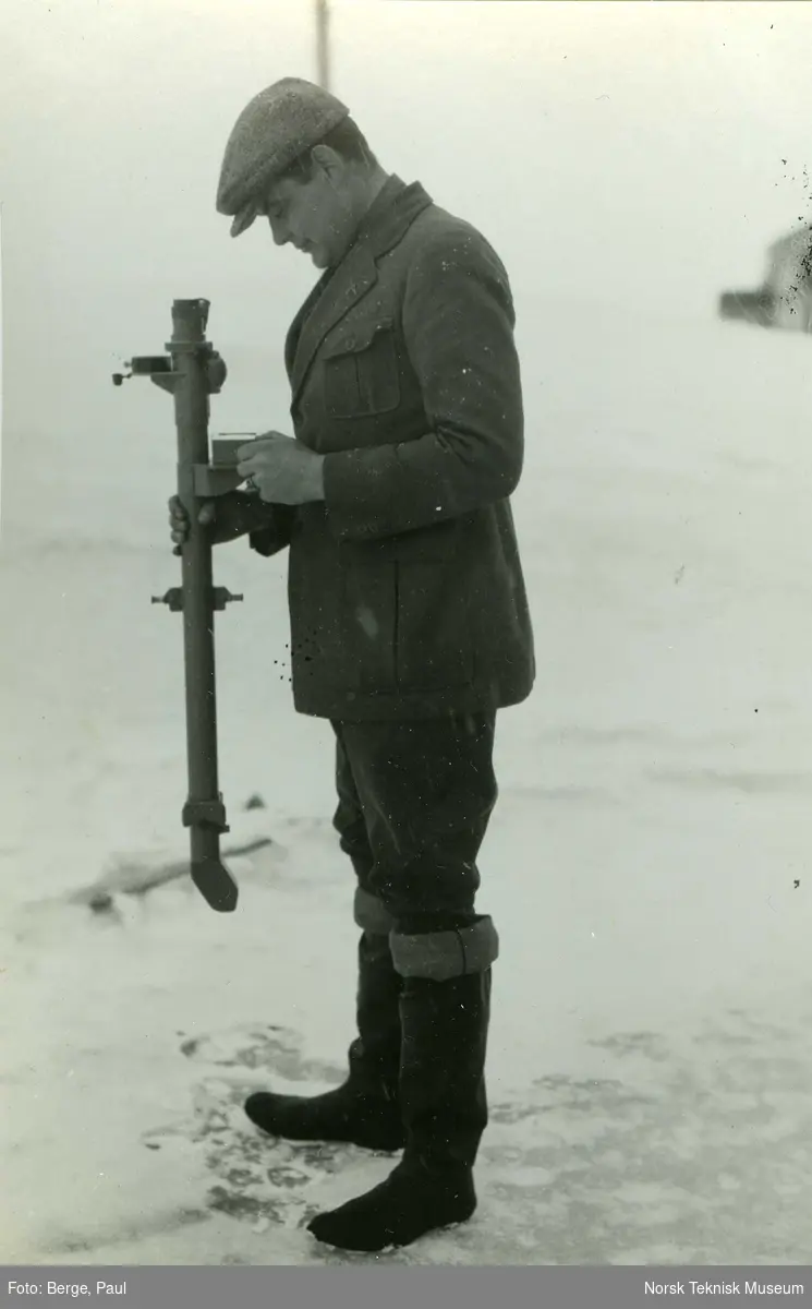 Hjalmar Riiser-Larsen med måleinstrument i Ny-Ålesund før flyfremstøtet mot Nordpolen