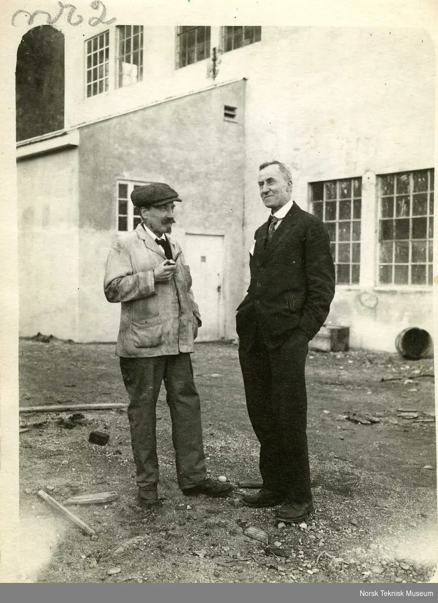 Ægidius Elling ved Kongsberg våpenfabrikk 1924 [helfigur, med pipe i hånden]