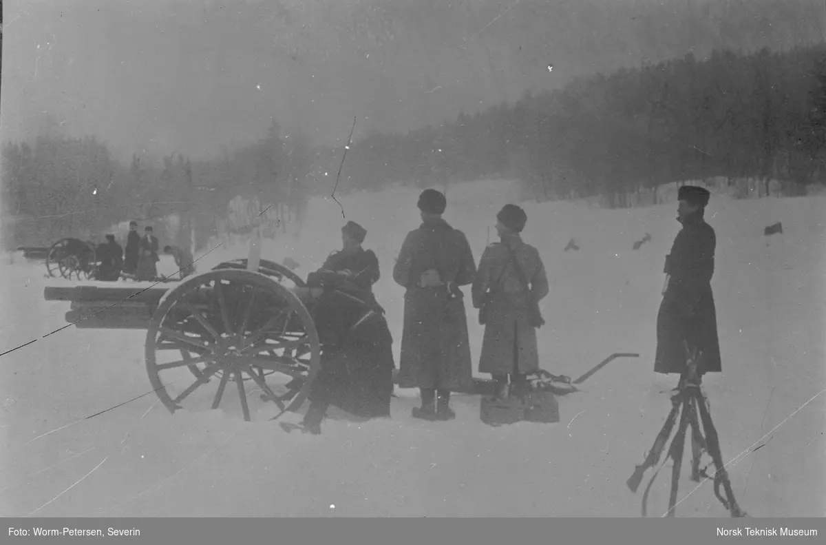 Soldater med kanon. Kanonen er en Norsk Ehrhardt 7.5 cm Model 1901