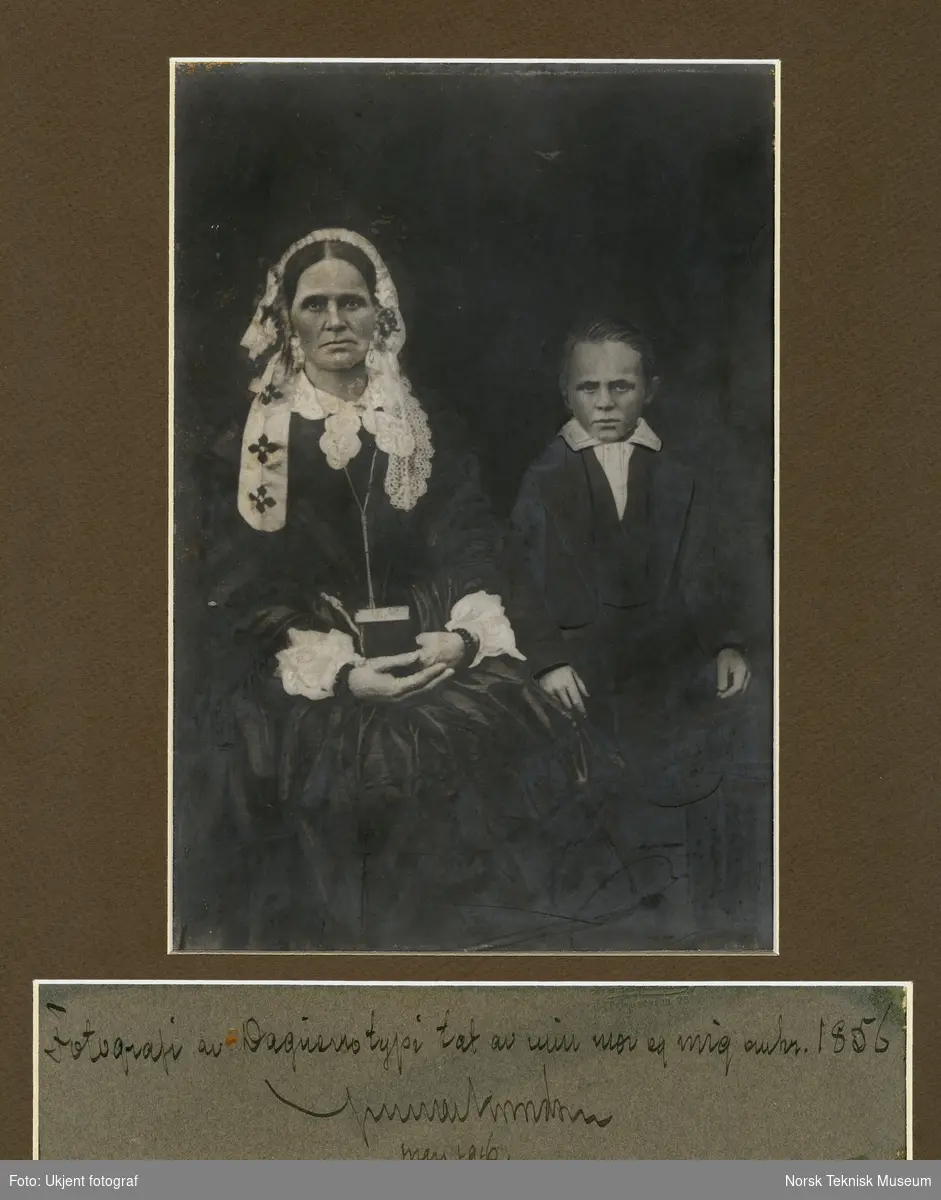 Bilde av senere statsminister Gunnar Knudsen ca 8 år gammel og hans mor fru Gurine Knudsen f. Guro Aadnesdatter ca 1856. Kopi av daguerotypi 1916