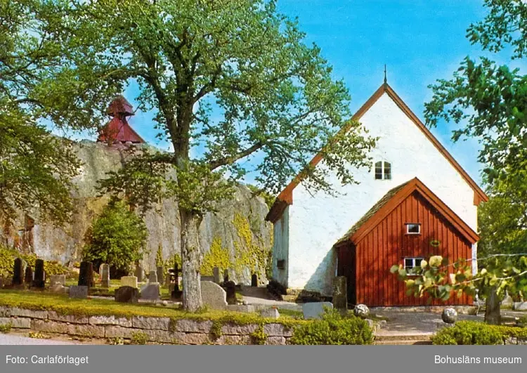 Tryckt text på bildens baksida: "BOHUSLÄN: Svenneby kyrka."
"Carla-förlaget Lysekil, tel. 0523/10919, 10320".