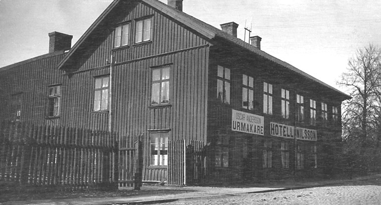 Stämplat på baksidan: Hjalmar Zachau, Uddevalla.