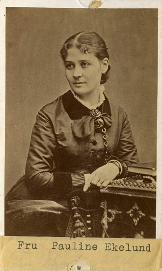 Text på kortets baksida: "Fru Paulina Ekelund, f. Berg".