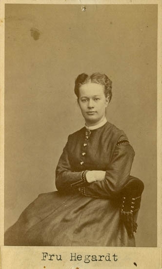 Text på kortets baksida: "Fru Hegardt".
Porträttet föreställer Hilda Hegardt, född Carlström. Hon var gift med Gustaf Hegardt som också är avbildad här och som jag just identifierat. Hilda var född i Vassända-Naglum 1849 och dog (på besök i Karlstad) 1923