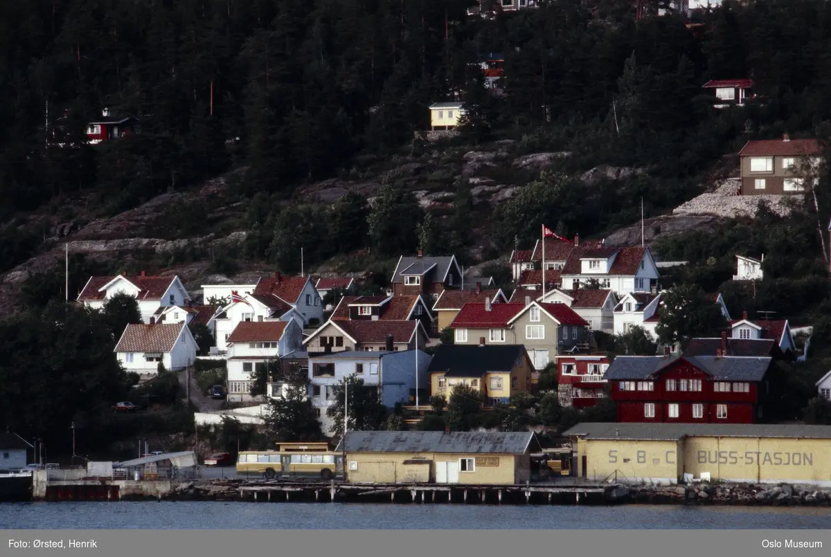fjord, havn, trehusbebyggelse, Ingeniør M.O. Schøyens Bilcentraler AS (SBC), busstasjon, buss, godssentral