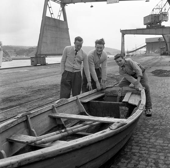 Enligt notering: "Försvunna pojkar danska. Smögenbåt hittade dem maj-19-55".