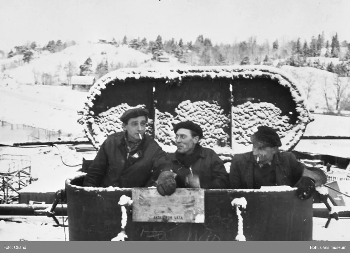 Text till bilden: "Fr.v. Hans Sachau, Günther Krewer, Franz Schwaia i ingången till ett tanksystem av en nybygge, ca 1954".