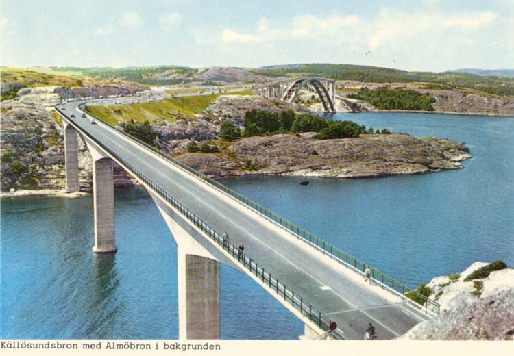 Tryckt text på kortet: "Källösundsbron med Almöbron i bakgrunden."