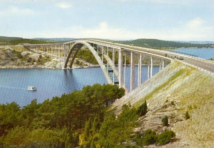 Tryckt text på kortet: "Nya Tjörn och Orustleden. Bron över Askeröfjorden."