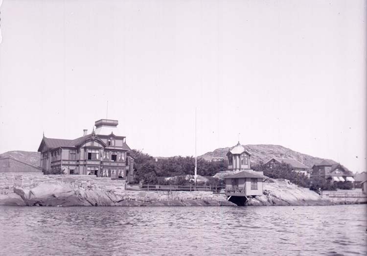 Enligt text som medföljde bilden: "Lysekil, Murrays villa fr. sjön 10/7 1901".
