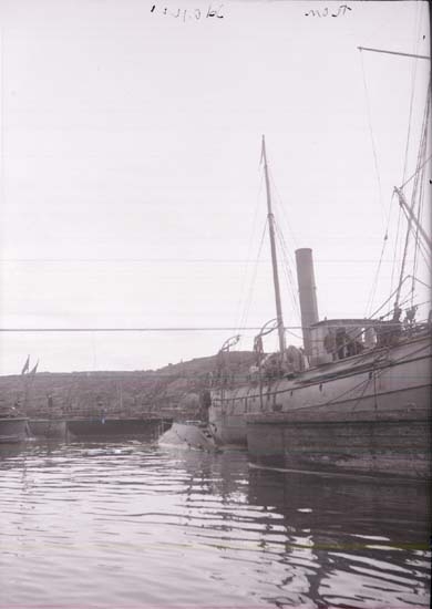 Enligt text som medföljde bilden: "Nya Varfet. Minfartyget "Ran" o undervattensbåt "Hajen". Sept. 05".