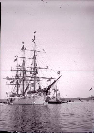 Enligt text som medföljde bilden: "Lysekil Öfningsskeppet "Jarramas" 24/6 02".