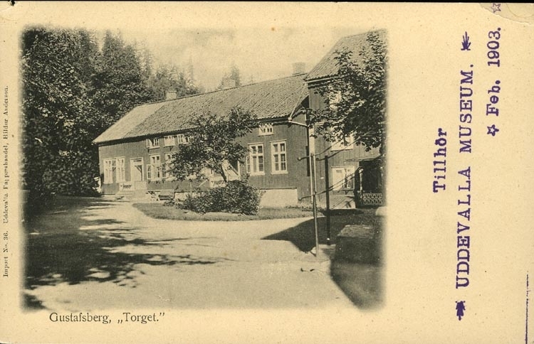 Tryckt text på vykortets framsida: "Gustafsberg,Torget."