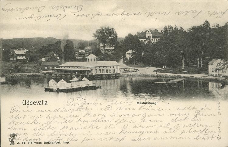 Tryckt text på vykortets framsida: "Uddevalla." 