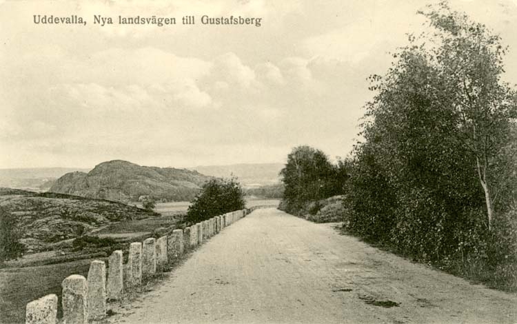 Tryckt text på vykortets framsida: "Uddevalla Nya landsvägen till Gustafsberg."